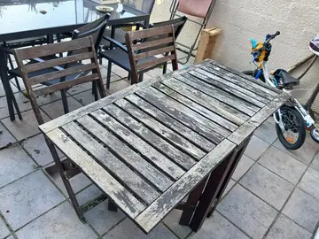 table de jardin avec chaises