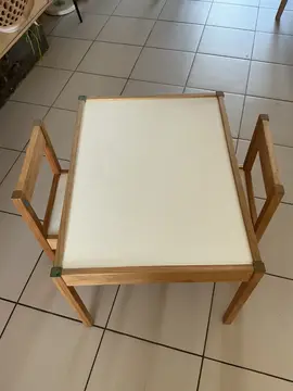 petite table enfant et ses 2 chaises IKEA