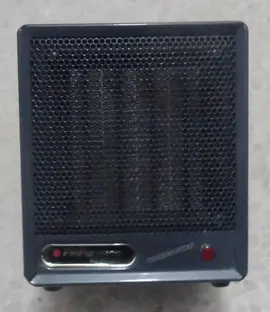 Petit ventilateur chauffage ou air frais carré d'environ 15 centimètres