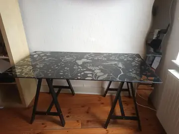 Bureau en verre sur tréteau IKEA