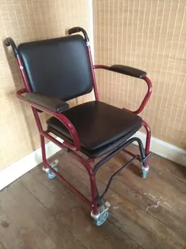 Chaise percée pour personne agée