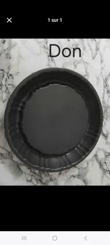 3 moules à gâteaux et un porte documents