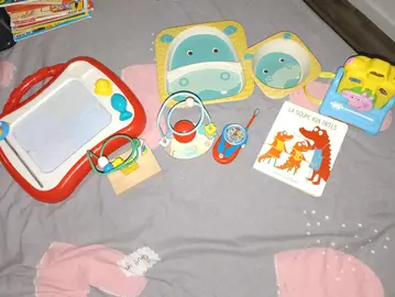 lot divers jouet et assiettes bébé