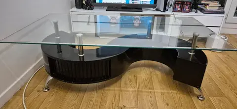 Table basse design en verre – forme S