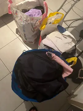 vêtements femmes et hommes et accessoires