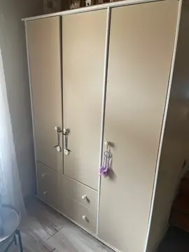 donne armoire lingère et penderie en bon état sauf le fond à re fixer