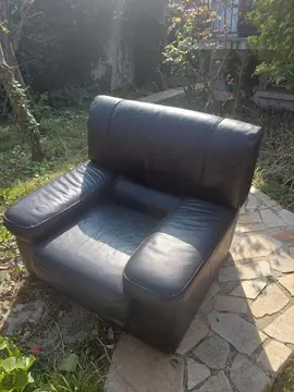 Fauteuil en cuir noir - bon état - confortable (100cmX90cm)