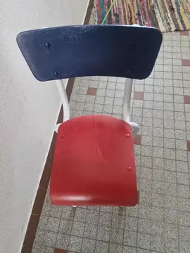 Chaise en bois repeinte