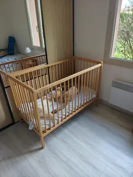 lit à barreaux et son matelas