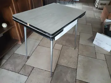 Table de cuisine en formica