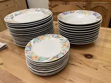 lot d'assiettes plates creuses et à dessert