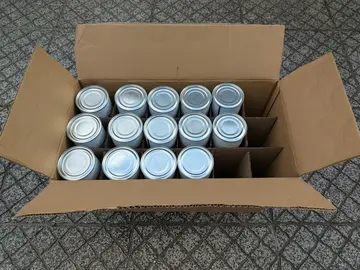 14 boites de balles de tennis usagées