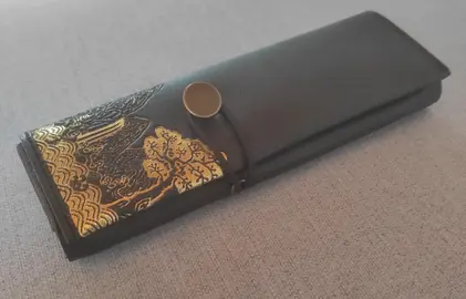 Pochette neuve noire et or