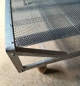 Sommiers métalliques : 1 Avec pied et l'autre sans pied