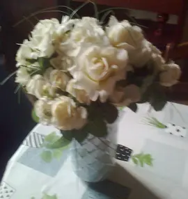 VASE BLEU IRISE + FLEURS TISSU AVEC PERLES ROSEE