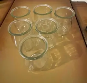 Une dizaine de pots de yaourts en verre