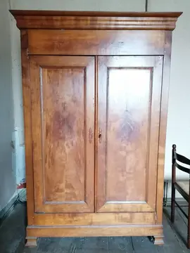 Jolie armoire ancienne avec 2 défauts