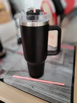 Mug isotherme à poignée et avec paille