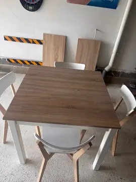 table avec rallonges et quatre chaises