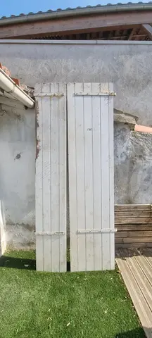 Donne volets en bois (à rénover)