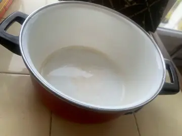 casserole rouge avec poignées