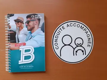 Macaron "Conduite accompagnée" et livret code