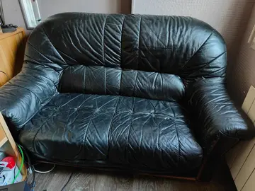 Donne canapé en cuir noir