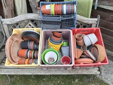 donne pots pour semis ou repiquage, caches pots dessous de pots. a venir chercher sur rezé !