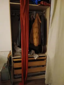 deux armoires pax ikea sans porte avec rideau et trois tiroirs