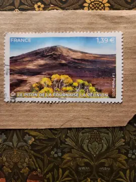 Timbre oblitéré Le Piton de la Fournaise 🌋
