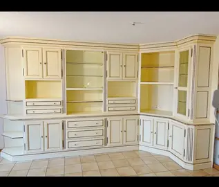 grand living bibliothèque et vitrine