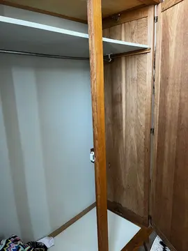 armoire joliment rénovée