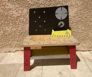 Etabli enfant en bois avec outils