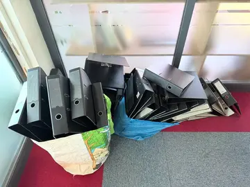 une cinquantaine de classeurs de bureau