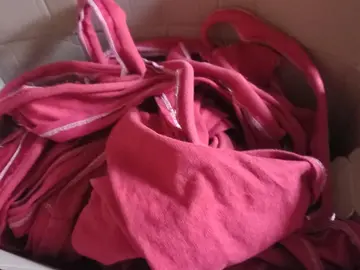 reste du tissu couleur bordeau