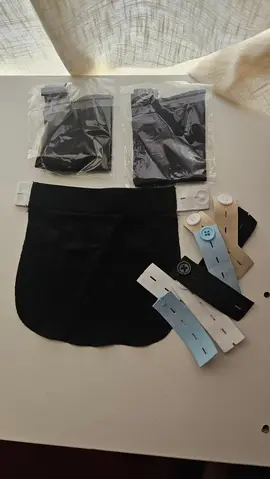 assortiment de boutons et d'ajusteurs de pantalons pour la grossesse