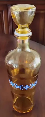 carafe et petits verres décorés