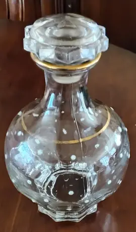 carafe et petits verres à pois