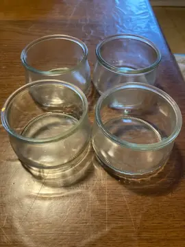 donne pots vides de crème dessert