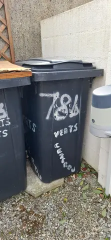 Deux grandes poubelles pour dechets verts