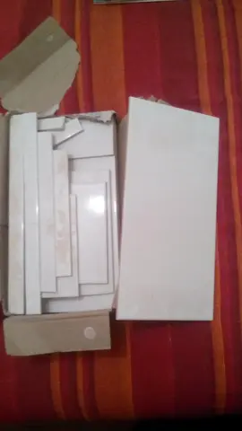 5 Carreaux de faïence blancs, dimensions 40 x 20 cm plus morceaux découpés