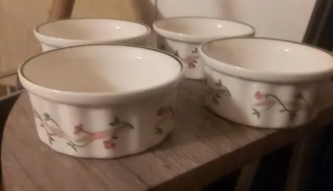 4 petits ramequins fleuris