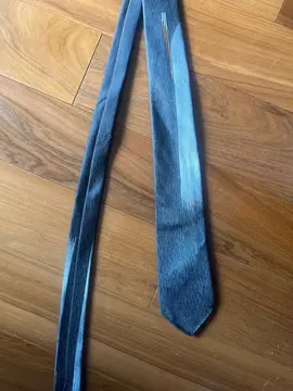 cravate noire et grise