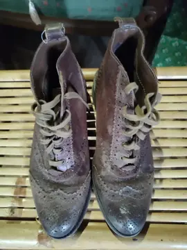 Paire de bottines cuir et peau . Taille 37.