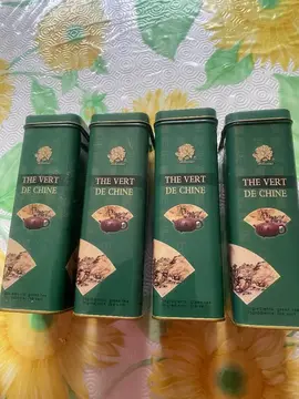 Boites de thé et boites de gâteau vides