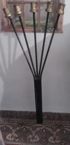 candélabre noir et or en métal