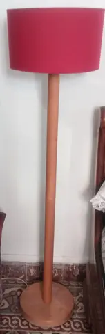 lampadaire bois environ 1,50m + 2 abat-jour