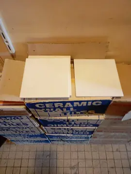 cartons de carrelage blanc