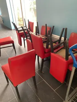 10. Chaises rouges à rénover.