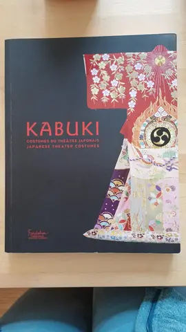 livre sur des costumes de théâtre japonais (KABUKI)
